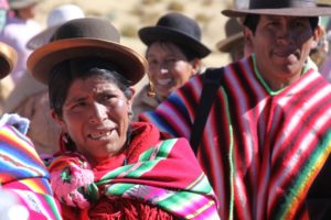 Боливийцы в национальных костюмах