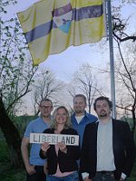 Президент Либерленда с соратниками водружают флаг нового государства (Фото: Пресс-служба Либерленда / liberland.org)