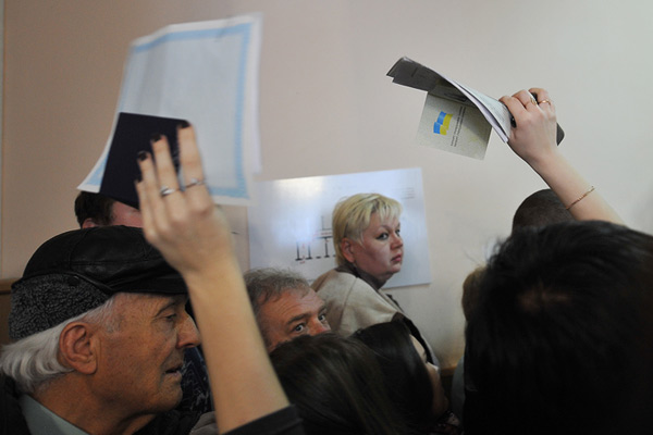 Жители Севастополя в отделении миграционной службы сдают документы на получение гражданства Российской Федерации