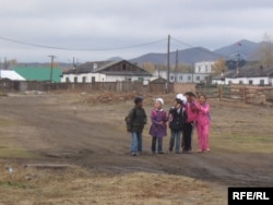 Дети возвращаются домой после занятий в школе. Поселок Зуунхараа в Монголии. Иллюстративное фото.