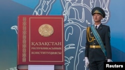 Военнослужащий возле Конституции Казахстана. Иллюстративное фото.