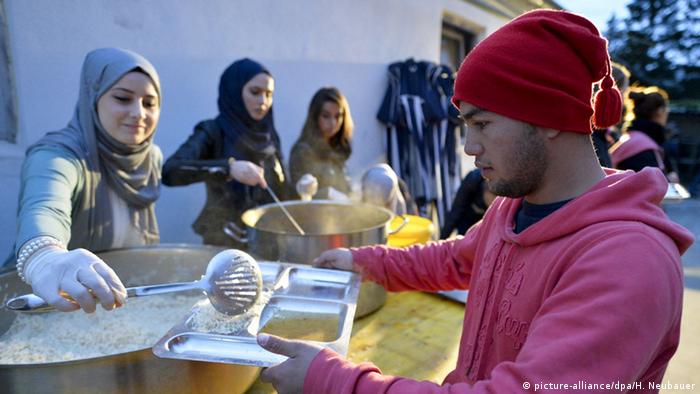 Österreich Muslimische Freiwillige Helfer für Flüchtlinge (picture-alliance/dpa/H. Neubauer)