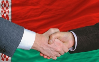 Флаг Белоруссии и рукопожатие