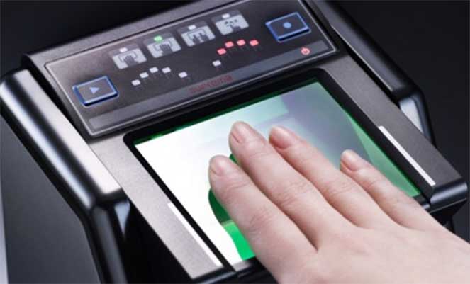 Процесс снятия отпечатков пальцев для шенгенской визы
